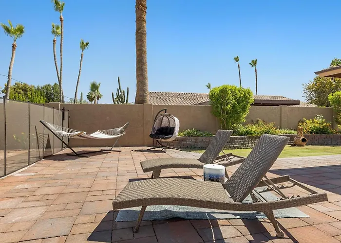 Holiday home Luxe 4 Bdrm W Backyard Oasis