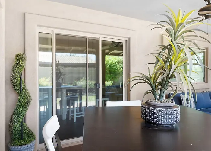 Luxe 4 Bdrm W Backyard Oasis *