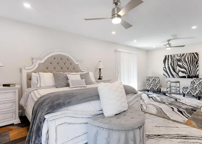 Luxe 4 Bdrm W Backyard Oasis