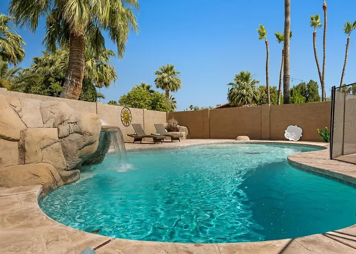 Luxe 4 Bdrm W Backyard Oasis Holiday home *
