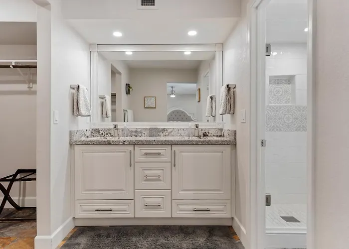 Luxe 4 Bdrm W Backyard Oasis Holiday home Scottsdale
