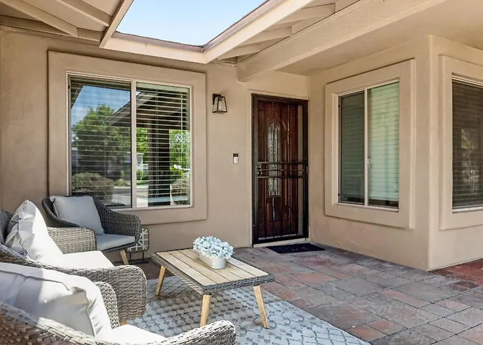 Luxe 4 Bdrm W Backyard Oasis Holiday home