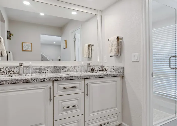 Holiday home Luxe 4 Bdrm W Backyard Oasis *