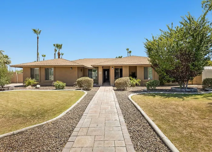 Luxe 4 Bdrm W Backyard Oasis Holiday home Scottsdale