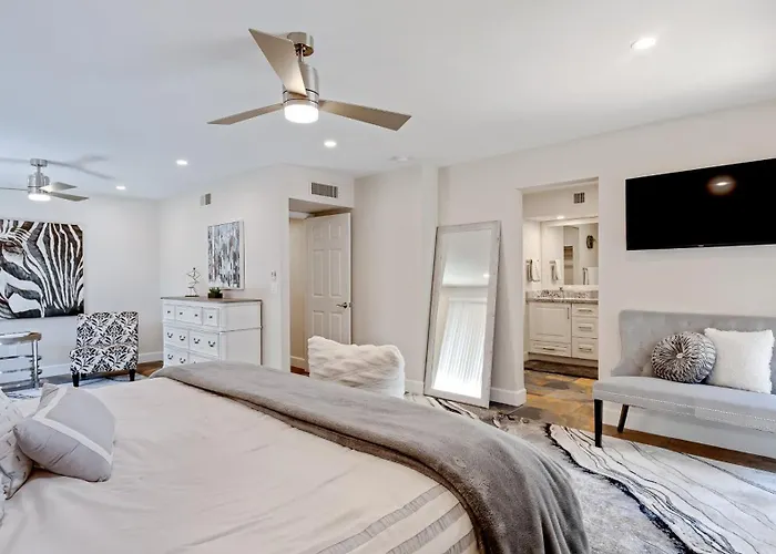 Luxe 4 Bdrm W Backyard Oasis Holiday home