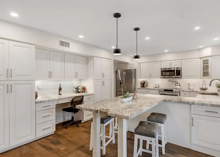 Luxe 4 Bdrm W Backyard Oasis