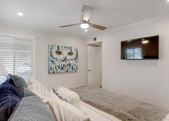 Luxe 4 Bdrm W Backyard Oasis Holiday home *