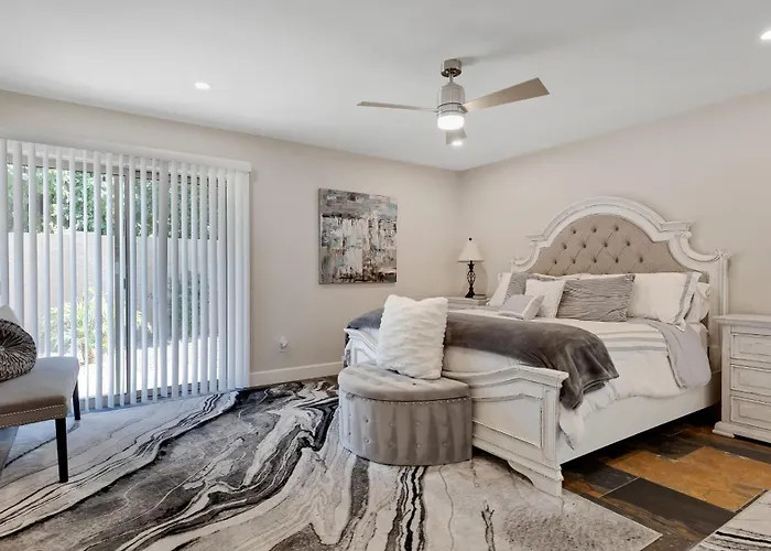 Luxe 4 Bdrm W Backyard Oasis Holiday home