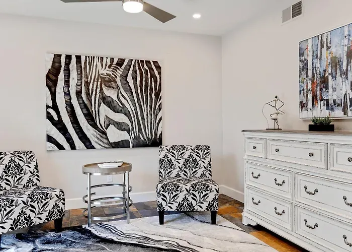 Luxe 4 Bdrm W Backyard Oasis *