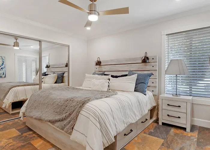 Luxe 4 Bdrm W Backyard Oasis Holiday home *