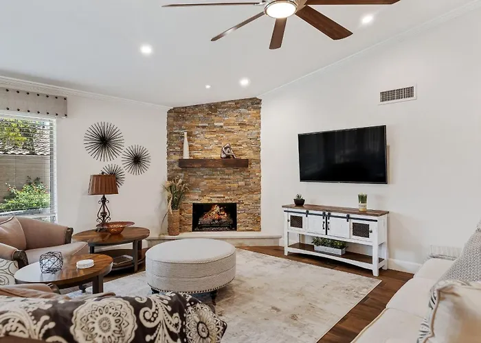Holiday home Luxe 4 Bdrm W Backyard Oasis