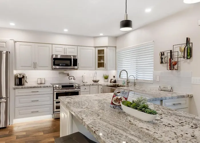Luxe 4 Bdrm W Backyard Oasis Holiday home Scottsdale