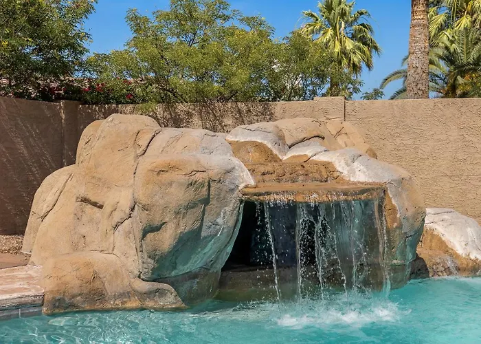 Luxe 4 Bdrm W Backyard Oasis Holiday home
