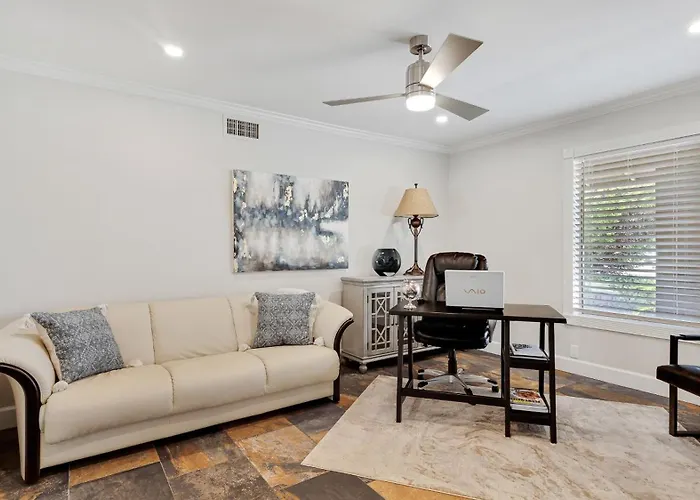 Holiday home Luxe 4 Bdrm W Backyard Oasis *