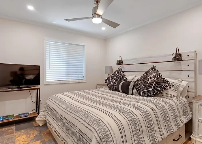 Luxe 4 Bdrm W Backyard Oasis
