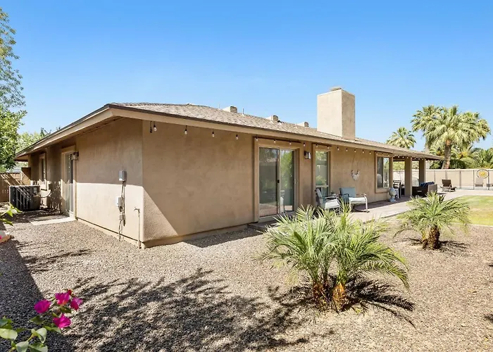 Luxe 4 Bdrm W Backyard Oasis Holiday home
