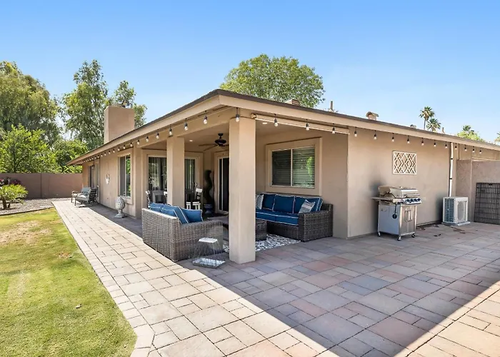 Luxe 4 Bdrm W Backyard Oasis Holiday home Scottsdale