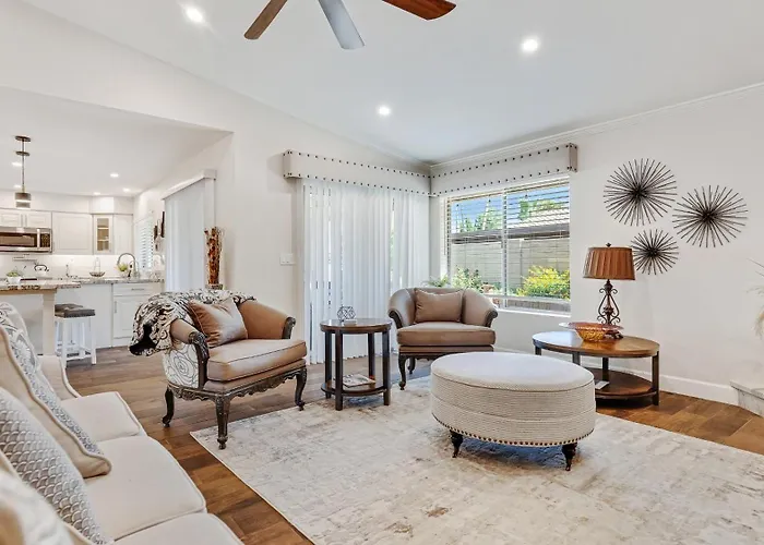Luxe 4 Bdrm W Backyard Oasis Holiday home