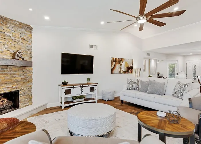 Luxe 4 Bdrm W Backyard Oasis *