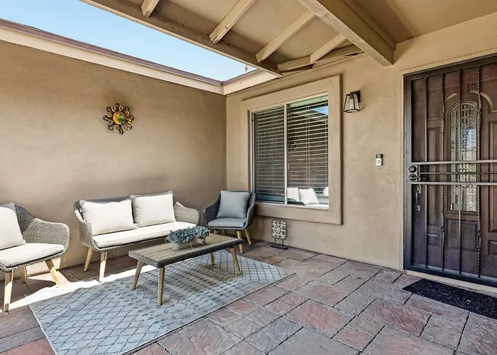 Luxe 4 Bdrm W Backyard Oasis Holiday home *