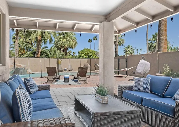 Holiday home Luxe 4 Bdrm W Backyard Oasis *